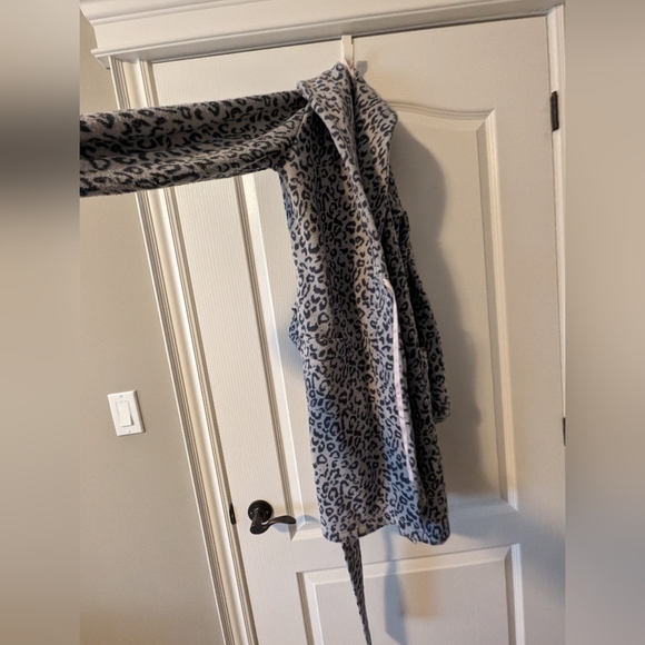 VS - Short grey leopard print fuzzy robe - Picture 3 of 6
